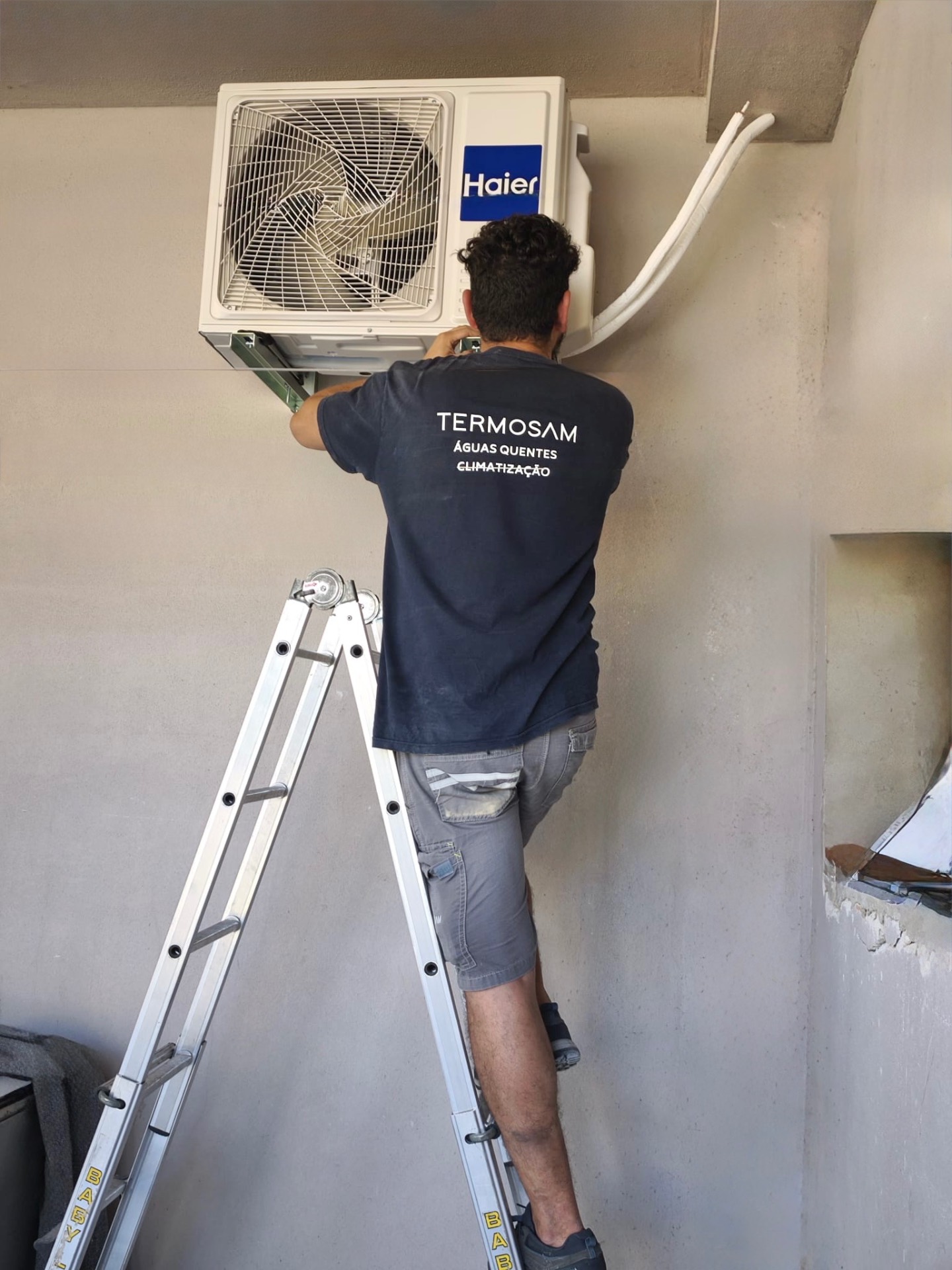 Técnico Termosam a instalar ar condicionado